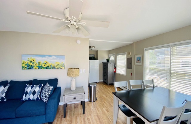 PREMIER HOST-2BR SEASIDE PARK SUITE571, One Short Block to Beach, Kit, Liv Room
