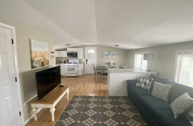 PREMIER HOST- 2BR SEASIDE PARK SUITE572, One Short Block to Beach, Kit, Liv Room