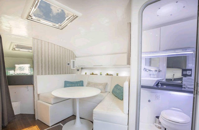 PREMIER HOST MODERN 36’ YACHTFULL BATH * KITCHEN *AC * SLEEPS 3PRVT CHARTERS