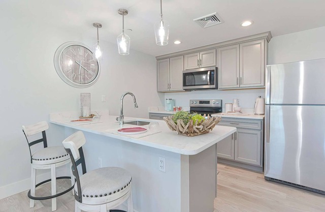 Premier Ocean View Corner Condo (800SF)