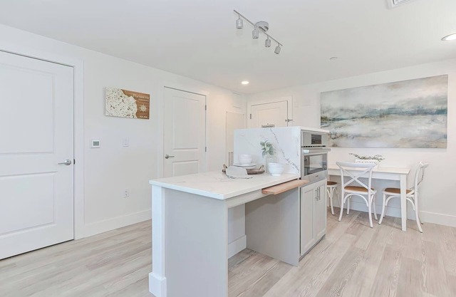 Premier Ocean View Corner Condo (850S.F.)