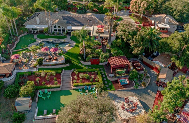 Una casa de alquiler de estreno que ofrece comodidades y áreas de salón al aire libre como ninguna otra.