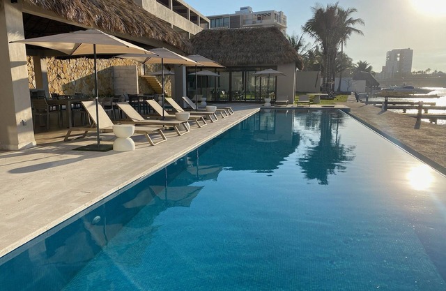 Depto Premium 2-Cuartos/2-Baños con AC, WiFi, 3 albercas, en Playas del Conchal