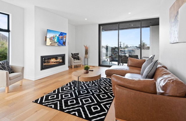 Premium 3-Bed Terrace Near Beach with Ocean Views