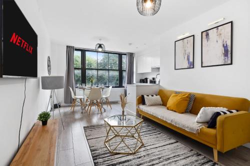 Premium 3 bedroom Apartment 5 minutes to Central London Enjoy Cashback for all September Stays