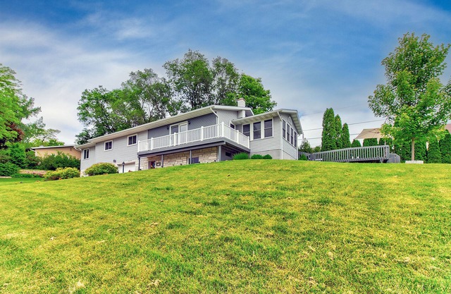 Premium 3BR 3BA with Hot Tub & Pool, near all of LaCrosse's Top Rated Activities
