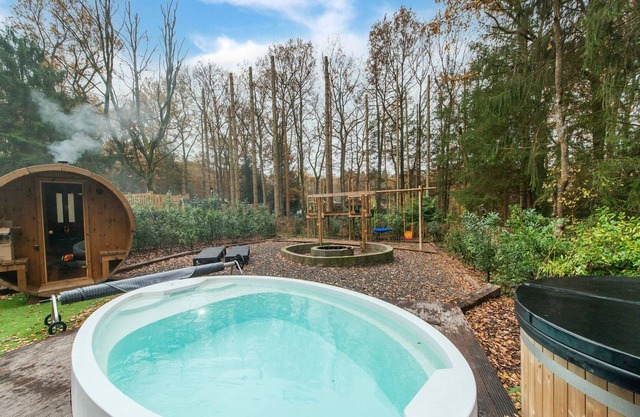 Chalet con bañera de hidromasaje, sauna de barril y piscina