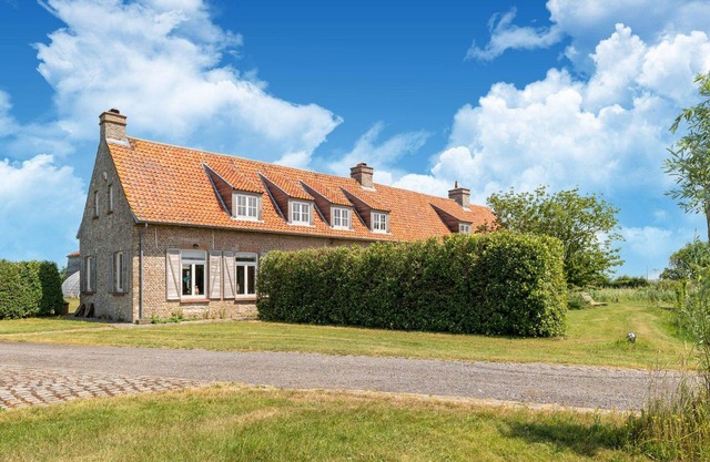 Premium farmhouse in Nieuwmunster with pool