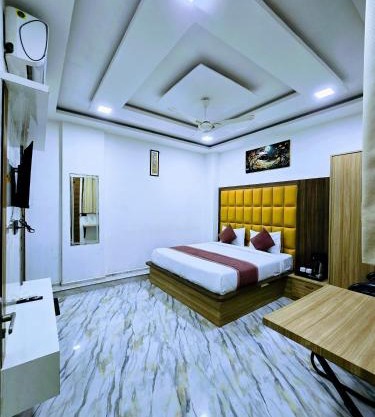 Premium Hotel Aarav Grand - Mathura Central - 5 Min distance from Railway Station
