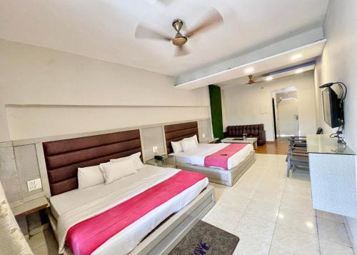 PREMIUM HOTEL S D Near Railwary Station Maa Mansa Devi Temple - Fully Air conditioned Room - Lift And Parking Available -Best Hotel In Haridwar