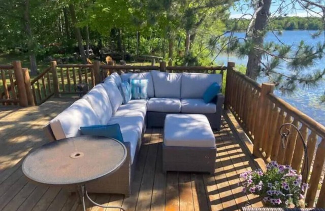 Premium Lake Cabin Setting. Private shoreline. Sauna.