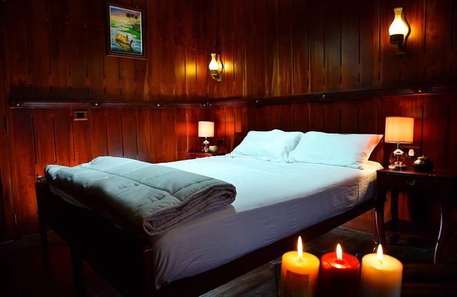 Premium Luxury Houseboat
