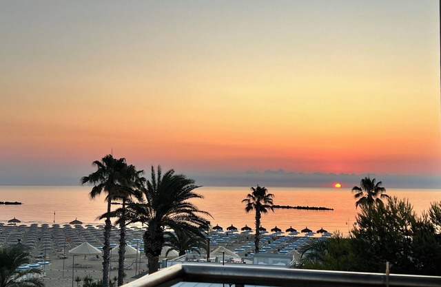 Premium Sea Front 2-bedroom condo in Roseto Degli Abruzzi, with WiFi, AC