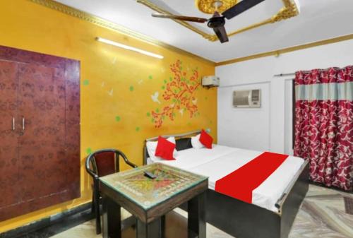 PREMIUM THE BEST HOTEL Near Railway Station - Wifi and Fully Air Conditioning Room - Prime Location - Room Service and Excellent Customer Service Awarded