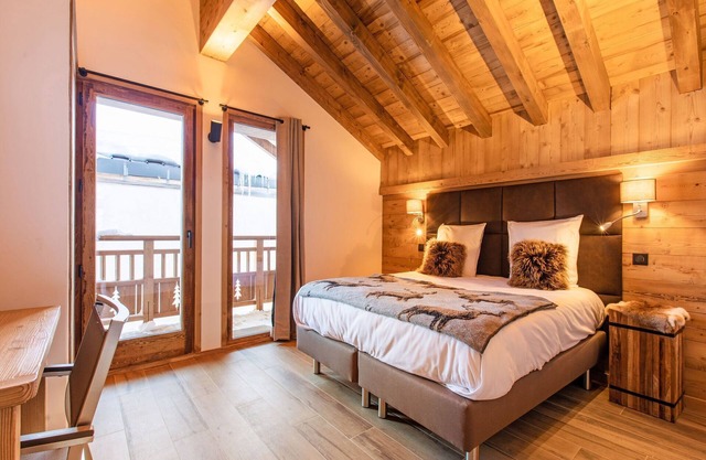 Prestigious chalet with pool and sauna