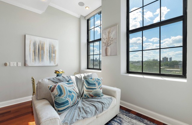 Prestigious 1BR w/ Rooftop Pool