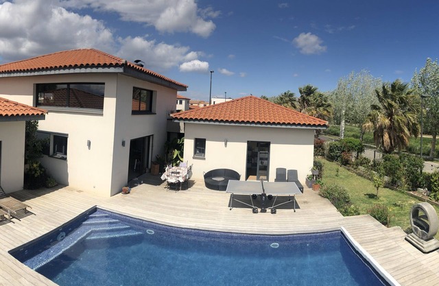 Villa contemporánea de prestigio, con gran piscina y hermosa terraza.