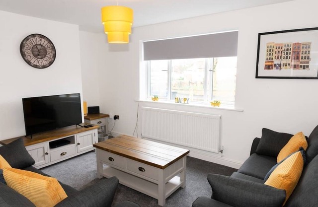 Pretty 2 Bedroom House - Great Location & Parking