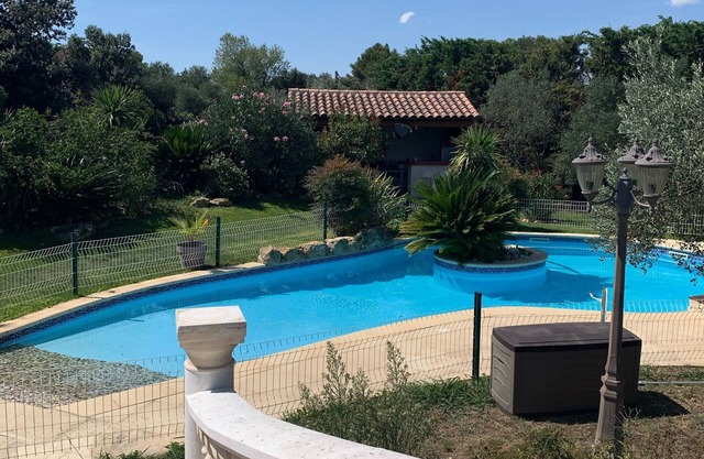 Pretty 200 m2 villa on wooded grounds with swimming pool and fully equipped pool house