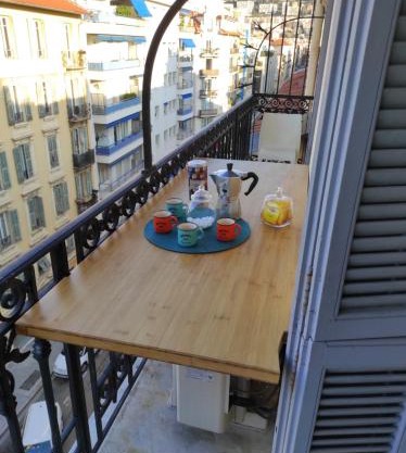 Pretty and quiet top floor 2 bedroom flat in the port area of Nice