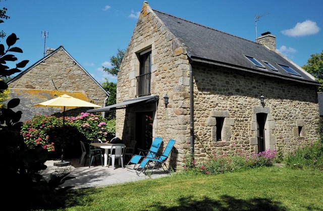 Pretty Breton stone house, 5 to 600 meters from the sea. Equivalent to 3 stars.