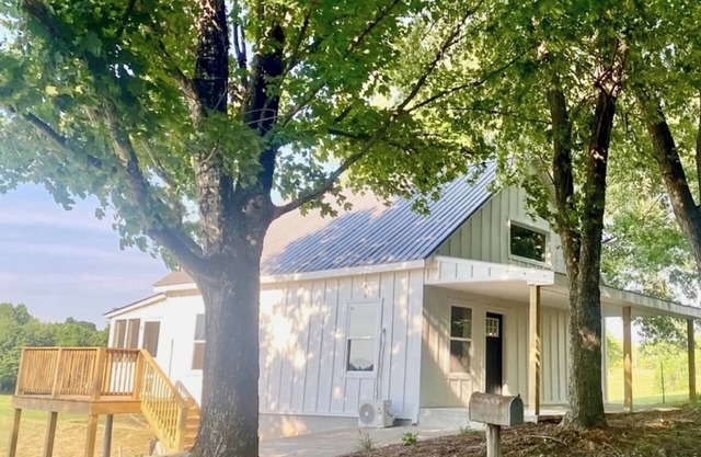 Pretty Cottage Right By Entrance to Dale Hollow Lake State Park,1 Mile to Marina
