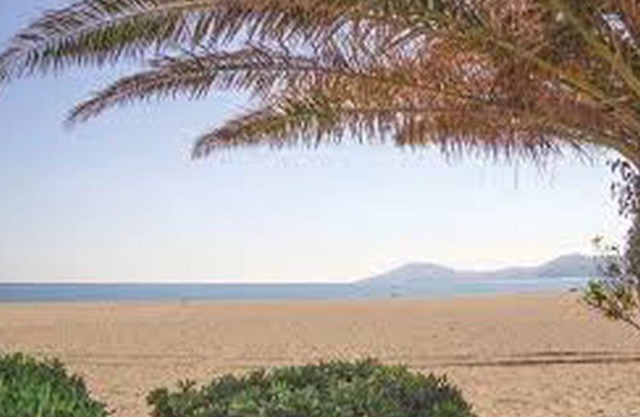 Pretty caravan in the peace of a private wooded park with swimming pool near the beaches