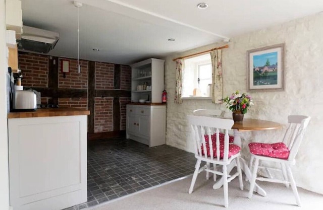 Pretty cottage in idyllic lakeside Wyeside setting
