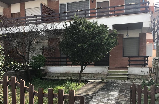 bonita casa de campo a pocos pasos del mar en consorcio privado con jardín