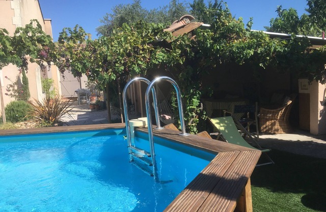 Pretty gite in Provence, swimming pool and private garden, pets welcome
