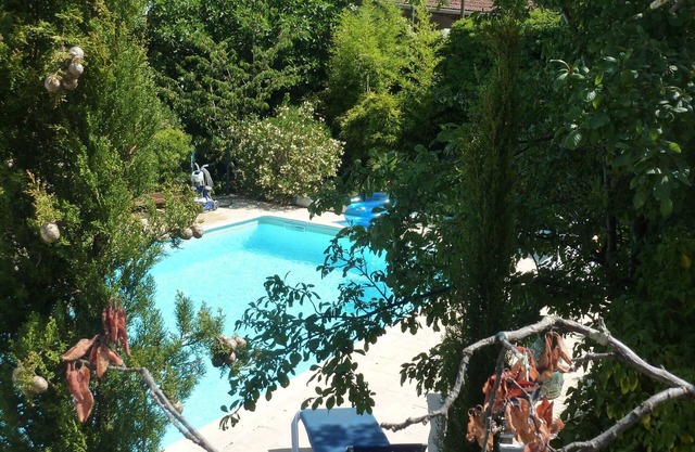 Espaciosa casa de vacaciones con piscina en Courry