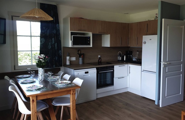 Pretty house, near golf course and beach, Village Pierre&Vacances, sleeps 6.