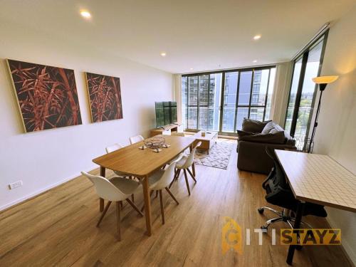 Pretty in Phillip - 2bd 2bth 2Car Apt