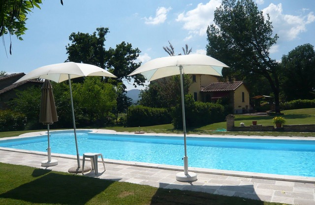 Una hermosa casa con una gran piscina, jardín, pista, CA, muy amplio