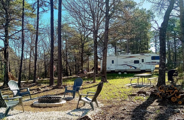 Pretty mountain getaway, close to town, on a scenic dirtroad, perfect for ATV's.