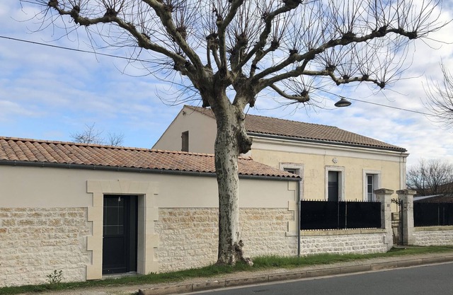 Pretty renovated stone house near shops, beaches