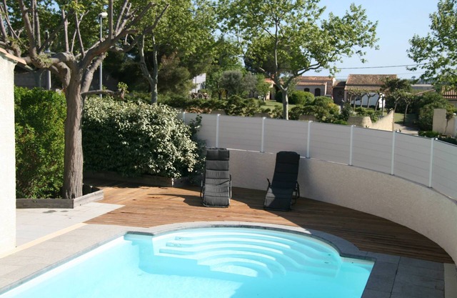 Bonita villa de una planta con piscina privada y segura a 10 km de las playas.