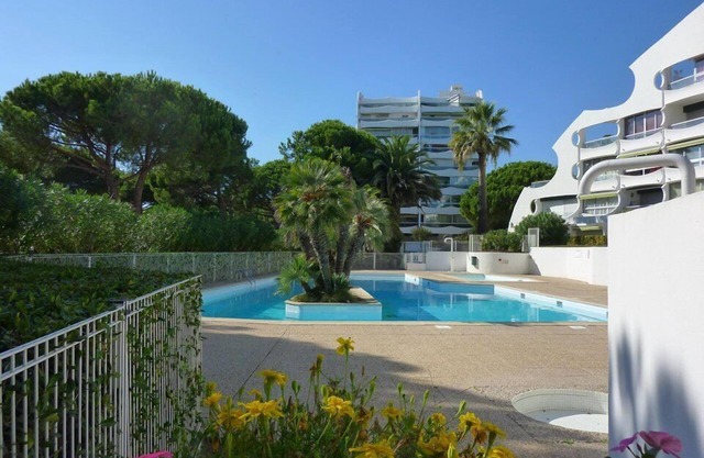 Pretty, Sleeps 4, Sunny, Pool, Parking, Beach, Shops 50m,