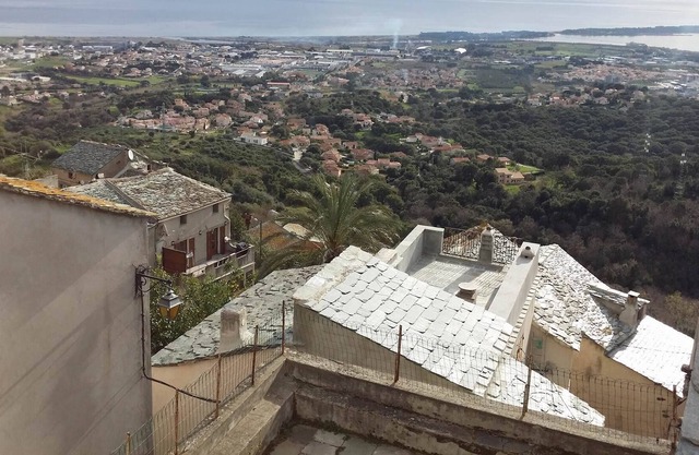 BONITA CASA DE PUEBLO PEQUEÑO