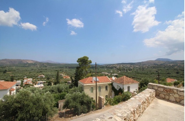 Pretty traditional house with a large swimming pool for 2/4
