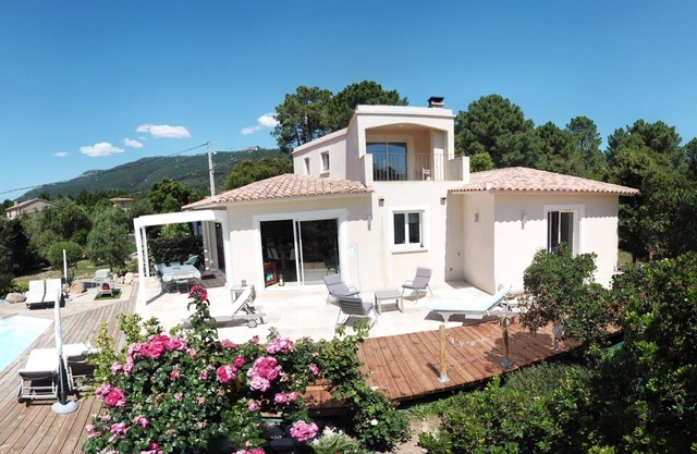 Bonita villa con piscina cerca de Porto-Vecchio