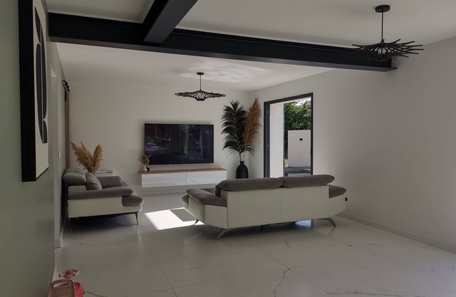 Pretty villa with swimming pool, terrace and private garden between Aix and Salon