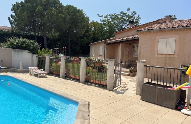 Villa bastante tranquila con piscina y jardín.