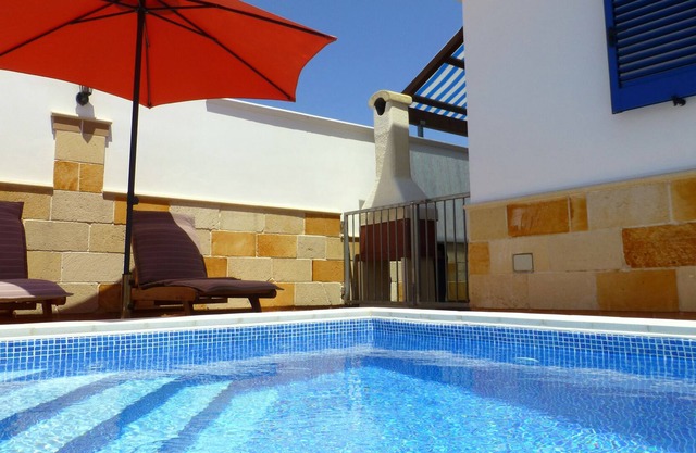 Bonito chalet, piscina privada con jardín junto a la playa. Aeropuerto 20 kms. Wi-Fi gratis