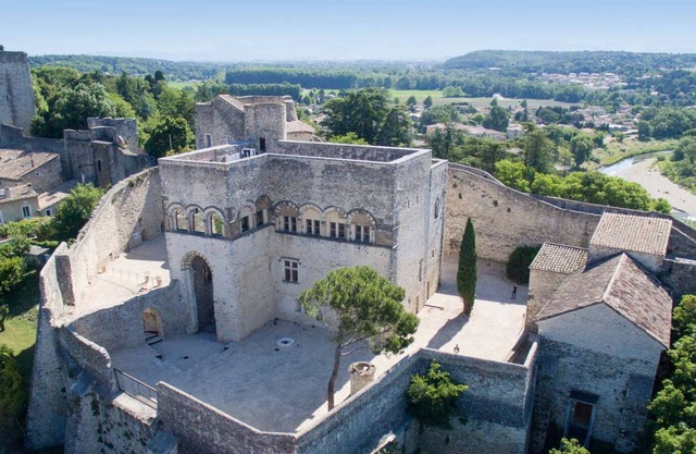 Bonita casa de pueblo con patio privado en Meysse en Ardeche.