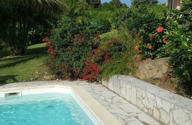 Bonita villa criolla de madera con piscina