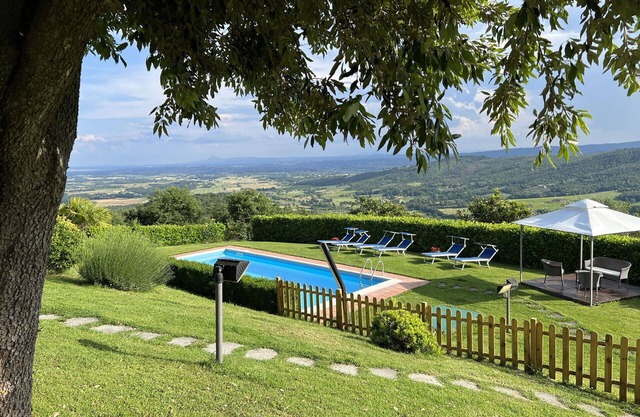 Private Villa with WIFI, private pool, A/C, pets allowed, panoramic view, parking, close to Arezzo