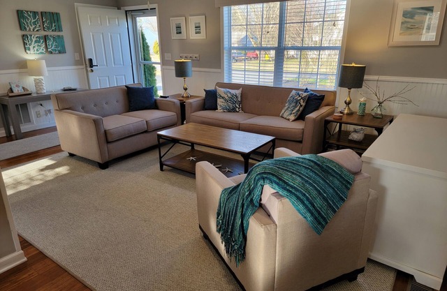 PRICE DROP - HIGHLY RATED! Cozy, single family home close to beach and golf