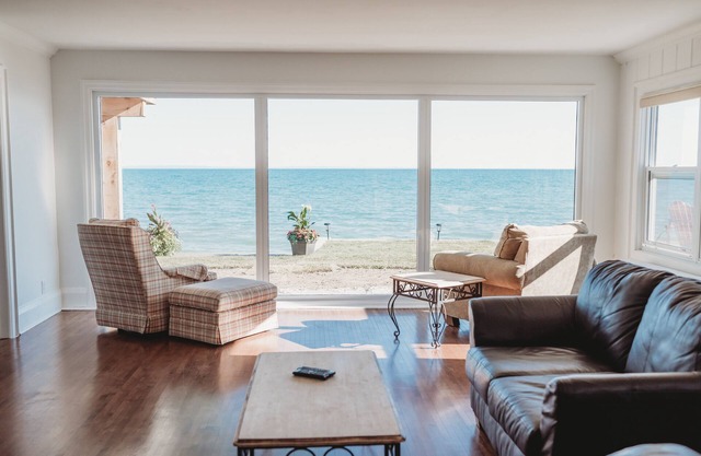 Price Reduced- Perfect for large groups!!! Niagara Lakehouse Luxury Beachfront