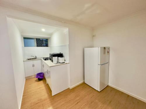 Prime 1BR Near Transport and Retail